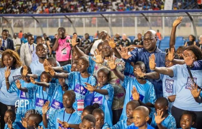 Partita per la pace: il presidente Félix Tshisekedi dà spettacolo allo stadio dei Martiri con la sua maglia da portiere