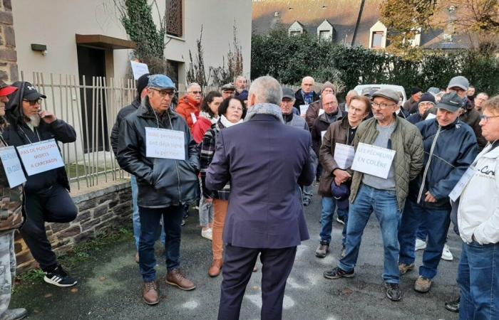 manifestano contro la possibile scomparsa di uno stagno