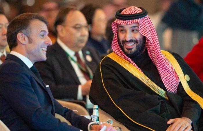 In Arabia Saudita Macron rallenta le sue apparizioni davanti alle telecamere