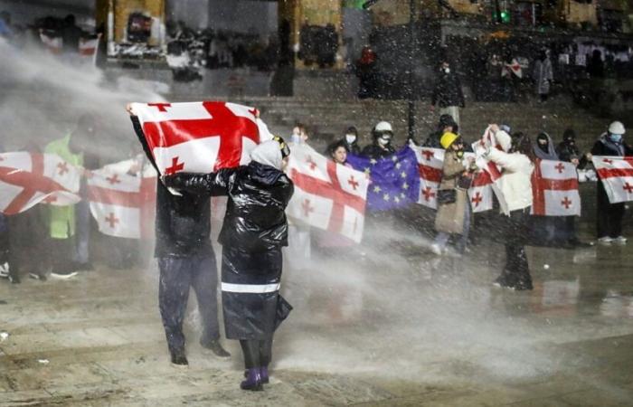 Idranti e gas lacrimogeni nella sesta serata di manifestazioni