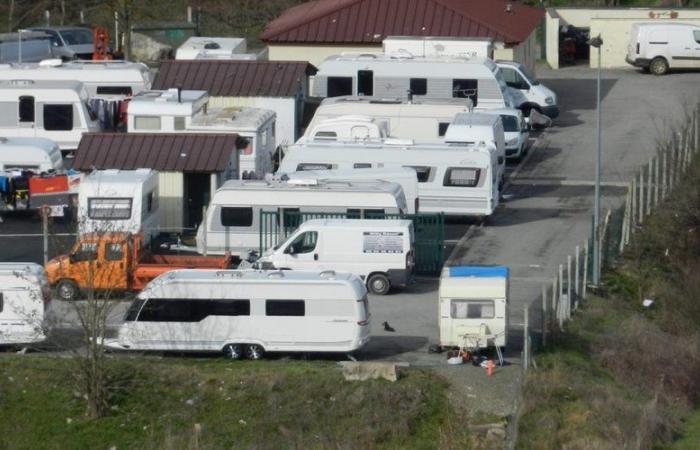 “Un obbligo giuridico stabilito dalla legge”: la Prefettura dell’Aveyron difende il progetto di una grande zona di passaggio per i Viaggianti