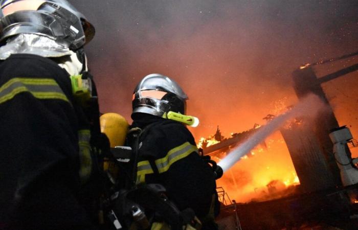 una casa brucia a causa di un incendio nel camino