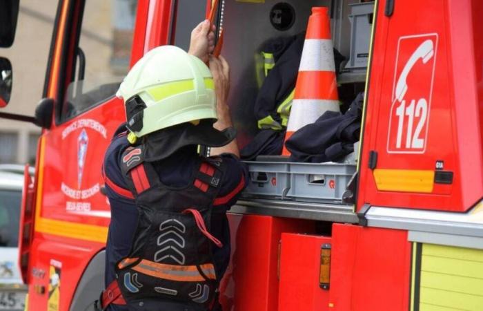 Una casa colpita da un incendio nel cuore della notte