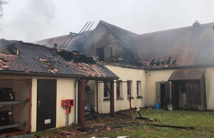 A Orne, distrutto un edificio agricolo di 600 m² in una fattoria, 30 dipendenti tecnicamente disoccupati