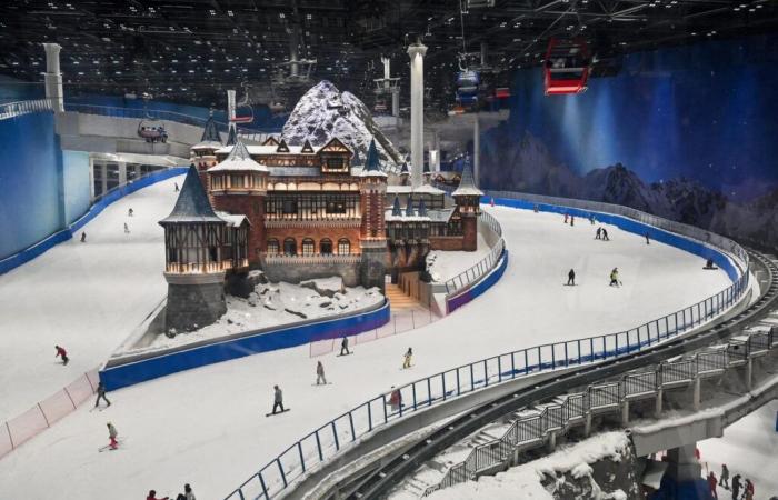 Sulle piste del comprensorio sciistico indoor più grande del mondo, a Shanghai, divertimento prima del clima