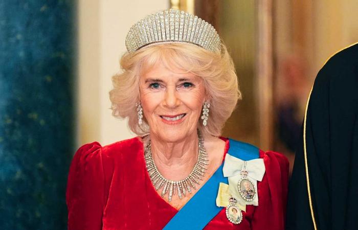 La regina Camilla indossa per la prima volta l'imponente tiara kokoshnik in onore dell'emiro del Qatar