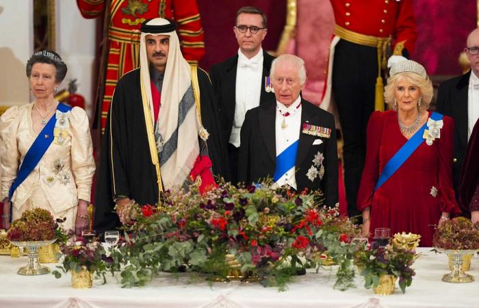 La regina Camilla indossa per la prima volta l'imponente tiara kokoshnik in onore dell'emiro del Qatar