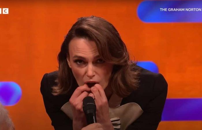 VIDEO VIRALE | Keira Knightley sorprende Cher con una cover di “Believe”… suonata con i denti