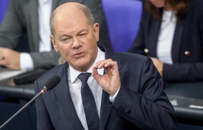 Scholz si esercita a correre in avanti durante il question time al Bundestag