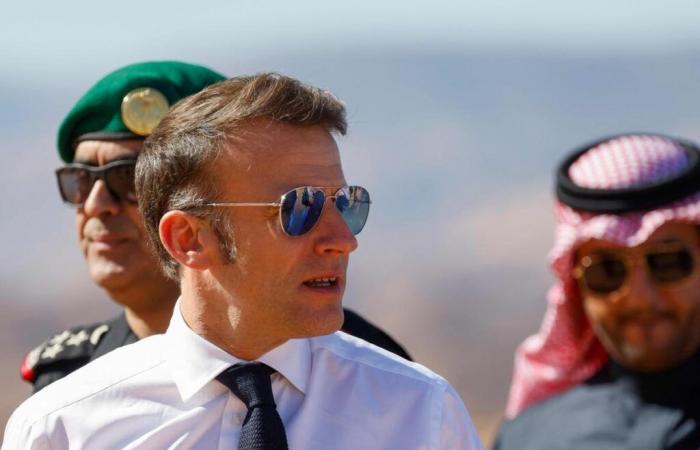 lontano dalla crisi, Emmanuel Macron nel deserto arabo, come se nulla fosse successo