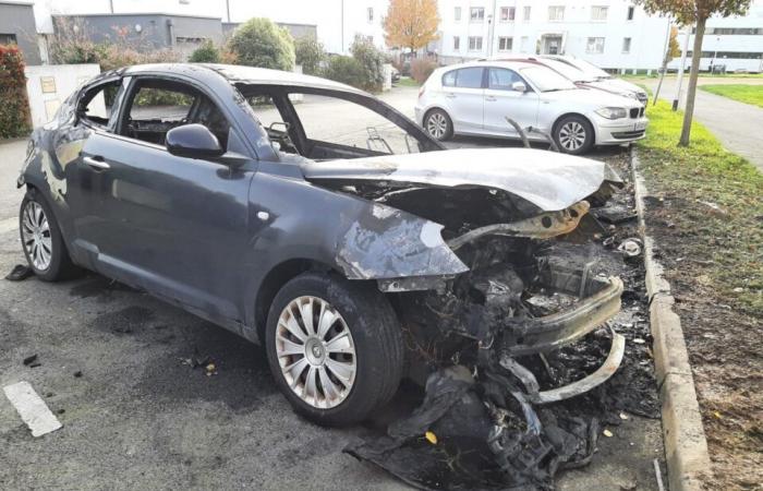 un carro brucia, una seconda auto è destinata alla rottamazione