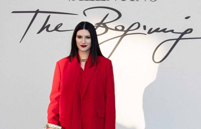 Laura Pausini: la sua spettacolare caduta sul palco di Milano, il video diventa virale