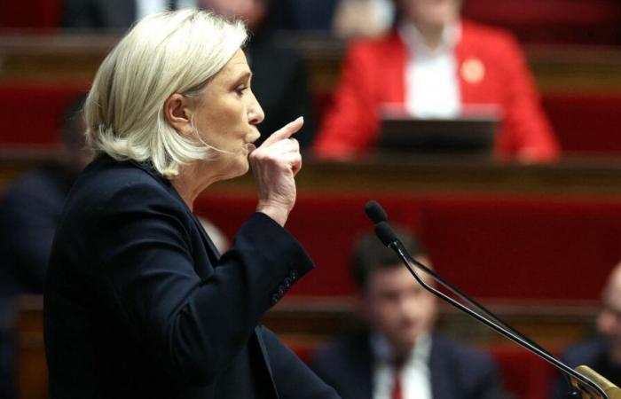 Marine Le Pen conferma il voto del RN a favore della caduta di un governo “dell'apparenza”.