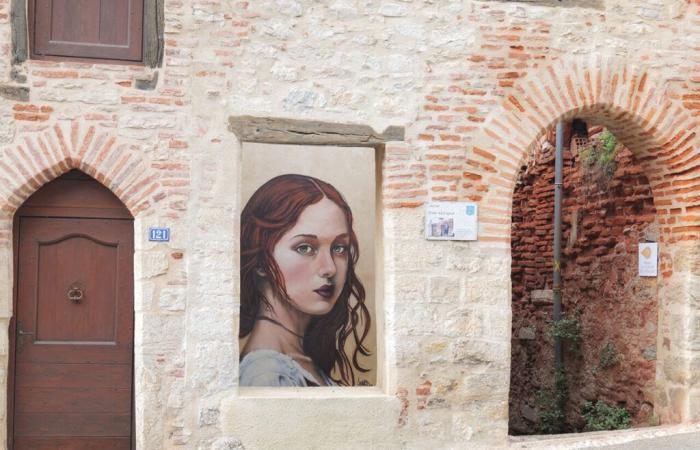 In questo villaggio del Lot, la street art si fonde perfettamente con l'architettura medievale