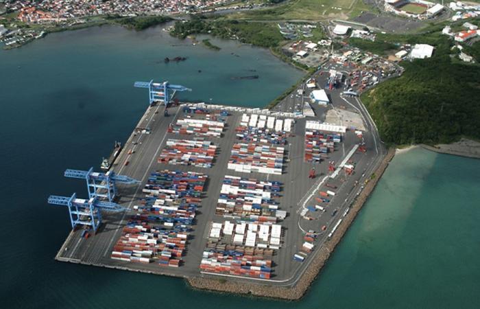 I portuali del porto di Fort-de-France sospendono “ogni ricezione e consegna di container questo giovedì” a sostegno di Rodrigue Petitot