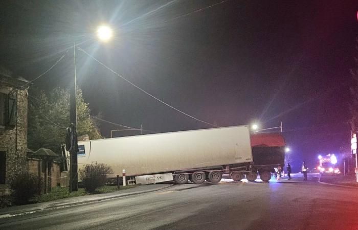 Violento scontro tra due mezzi pesanti su una strada del nord