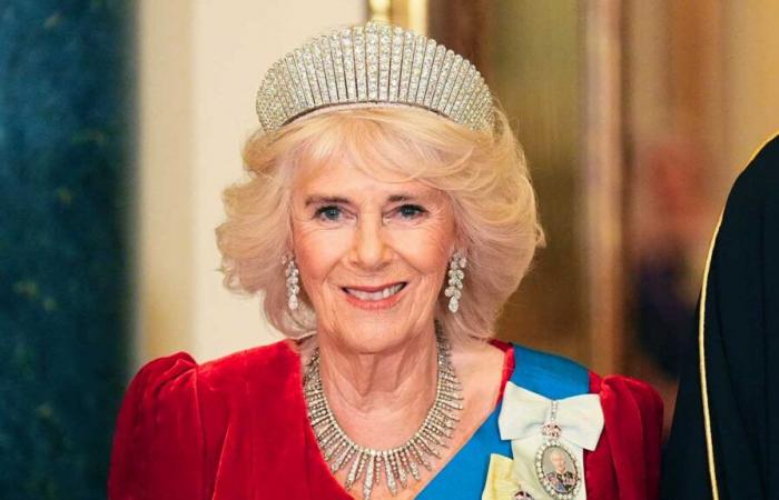 La regina Camilla indossa per la prima volta l'imponente tiara kokoshnik in onore dell'emiro del Qatar