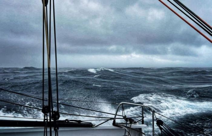 Il cielo cade sulla testa degli skipper, Dalin e Simon ancora in testa… Il diario di regata