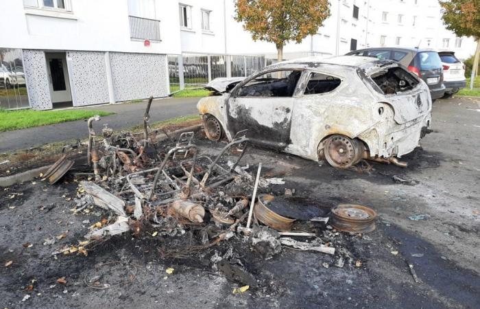 un carro brucia, una seconda auto è destinata alla rottamazione