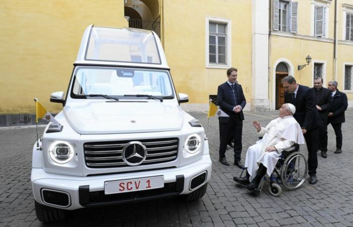 Papa Francesco diventa elettrico con la sua nuova “papamobile” Mercedes bianco perla