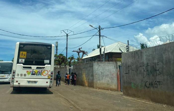 Mercoledì mattina sono scoppiati scontri davanti alla scuola media e al liceo di Dzoumogné