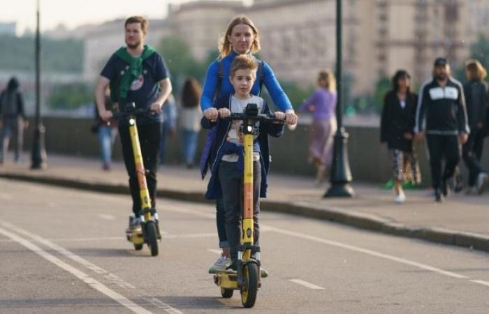 investono un bambino di 3 anni e la madre su un monopattino elettrico, l'autista fugge