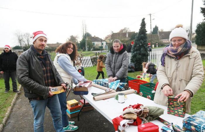 in questa cittadina gli abitanti decorano il proprio villaggio per i festeggiamenti di fine anno