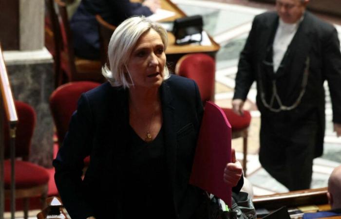 LIVE – “Le istituzioni ci costringono a mescolare le nostre voci con quelle dell’estrema sinistra”, annuncia Marine Le Pen dal podio dell’Assemblea