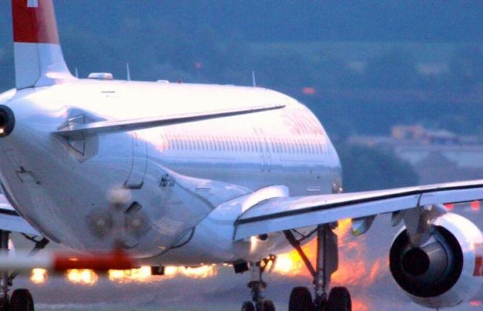 Polemica: l’equipaggio di un aereo svizzero filma una scena torrida in volo!