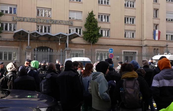 Incendio in uno squat a Caluire. Un centinaio di senzatetto hanno manifestato per chiedere la ricollocazione, tre persone sono state arrestate