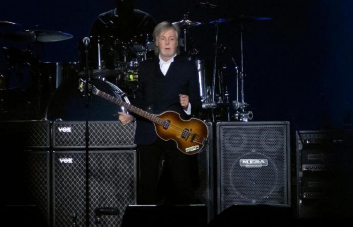 Paul McCartney in maestà a La Défense