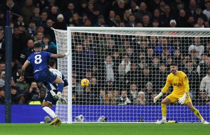 Il Chelsea vince un thriller con sette gol in casa degli Spurs avvicinandosi al Liverpool