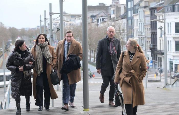 Eddy Snelders è arrivato in tribunale per il primo confronto con le vittime, presente anche l’ex moglie Bé De Meyer (Anversa)