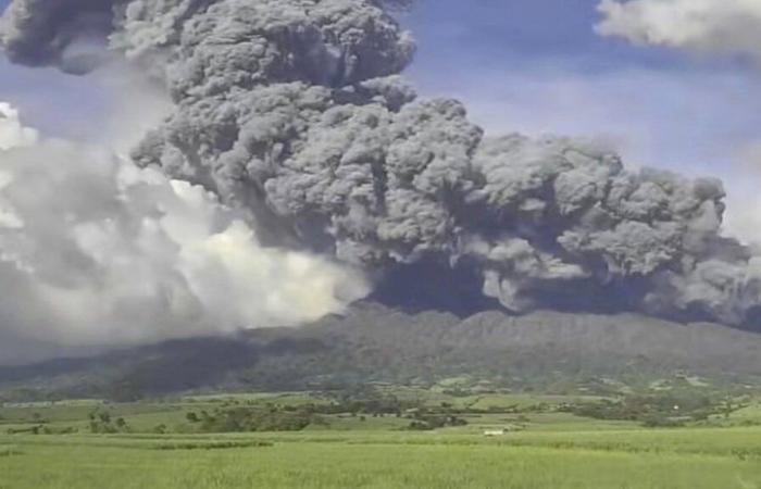 Esplosione vulcanica nelle Filippine: residenti costretti a cercare rifugio