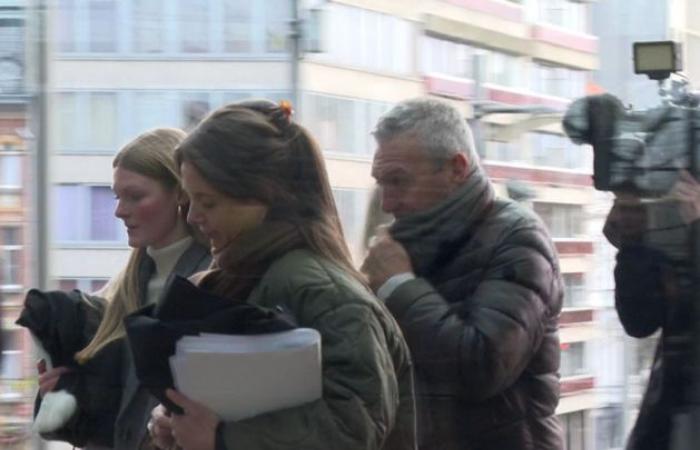 Eddy Snelders è arrivato in tribunale per il primo confronto con le vittime, presente anche l’ex moglie Bé De Meyer