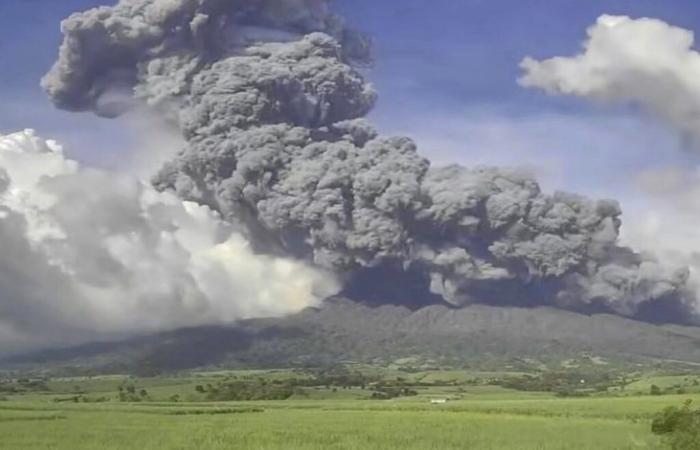 L’esplosione vulcanica nelle Filippine costringe i residenti a cercare rifugio