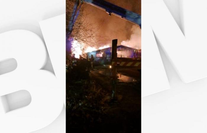 un grave incendio in un’officina a Oraison, mobilitati una quarantina di vigili del fuoco