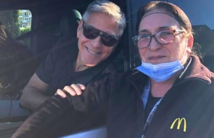 George Clooney, in visita al McDonald’s di Brignoles, posa con i dipendenti