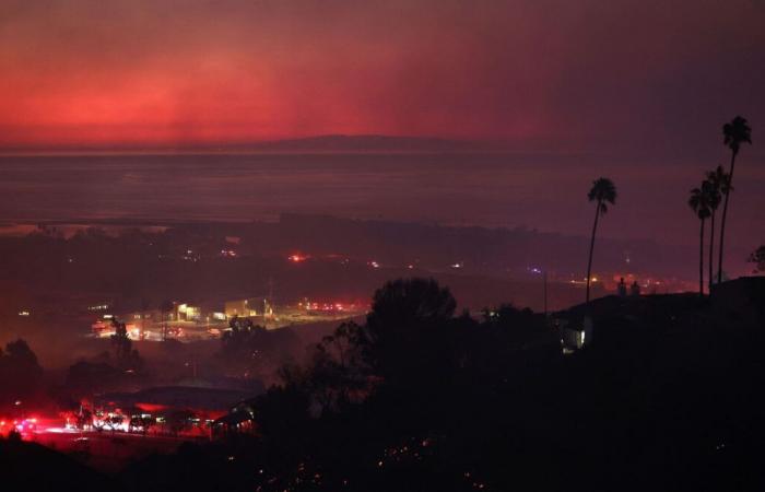 Grave incendio a Malibu, vicino a Los Angeles, California