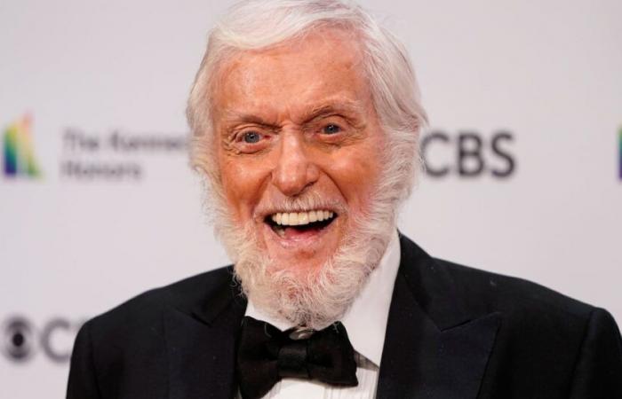 Dick Van Dyke tra le celebrità evacuate dal paradiso balneare mentre il fuoco incombe