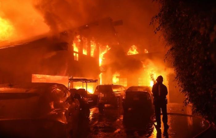 Le celebrità fuggono dall’incendio di Malibu