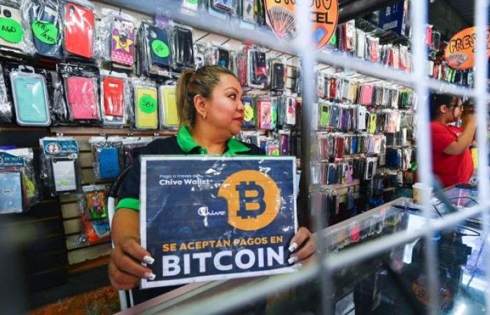 El Salvador ridimensiona i sogni di Bitcoin per siglare un accordo da 1,3 miliardi di dollari con il FMI