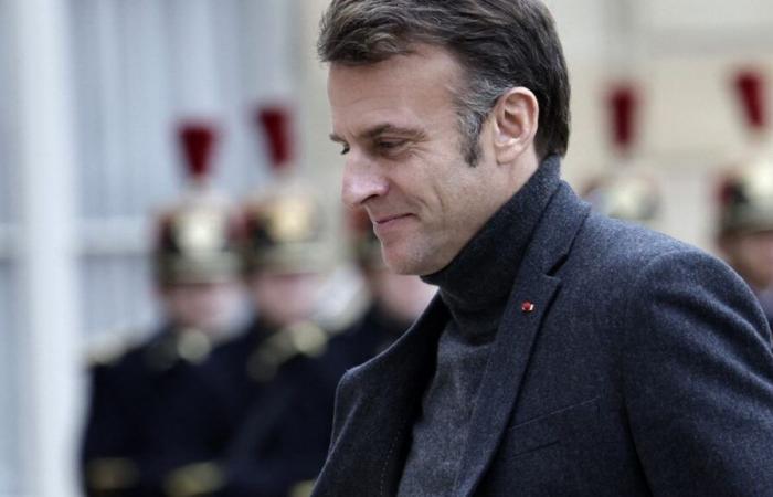 ancora alla ricerca di un primo ministro, Emmanuel Macron cambia metodo