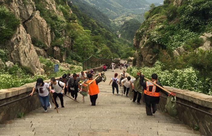 In Cina, i “compagni di arrampicata” sono guide di viaggio e migliori amici allo stesso tempo