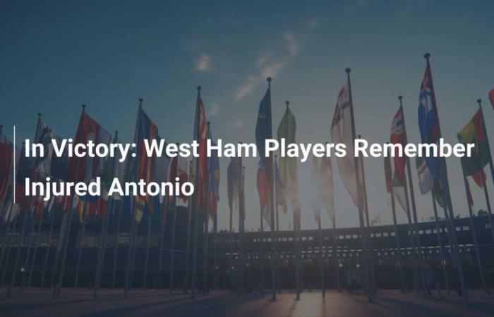 Nella vittoria: i giocatori del West Ham ricordano Antonio infortunato