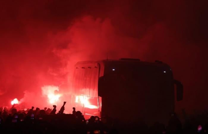 Bayer Leverkusen: accoglienza dell'autobus bollente – spettacolo pirotecnico prima della partita con l'Inter | sport