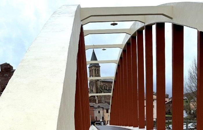 Aveyron. Il ponte Saint-Izaire ha ripreso colore