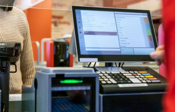 Impiegato della stazione di servizio accusato di aver vinto troppo alla lotteria