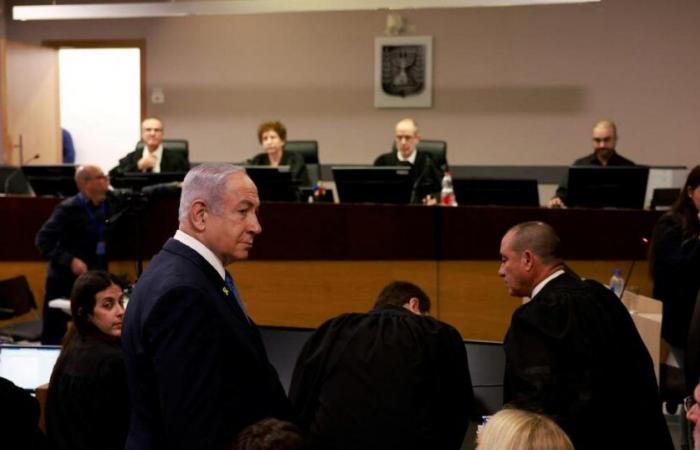 Benjamin Netanyahu interrogato durante il suo processo per corruzione