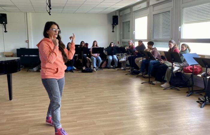 gli studenti delle scuole medie sul palco con Bertille, per eseguire la propria canzone